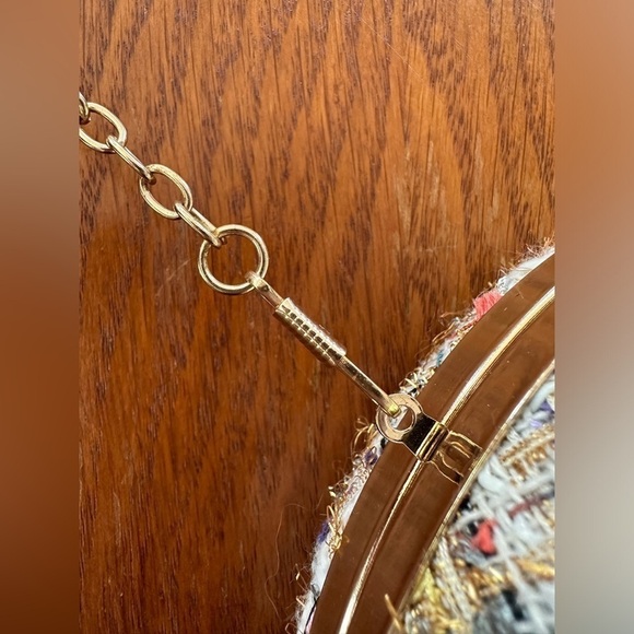 ๐  Round multicolor woolen fabric small crossbody handbag with gold chain - Picture 2 of 5